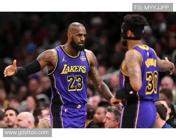 湖人队与森林狼队激战正酣谁能在季后赛中笑到最后